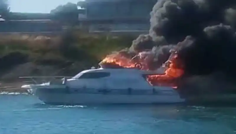 Çeşme Marina'da Motoryat Alev Alev Yandı: Korkutan Anlar!