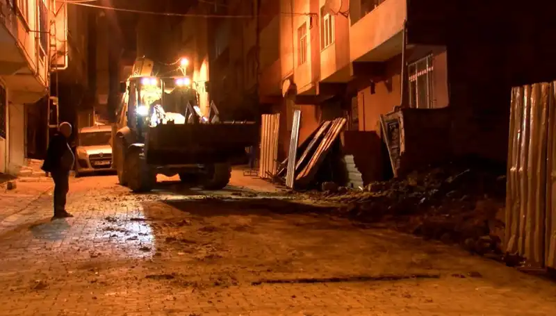 Bağcılar’da Yana Doğru Eğilen Bina Panik Yarattı: Boşaltıldı!
