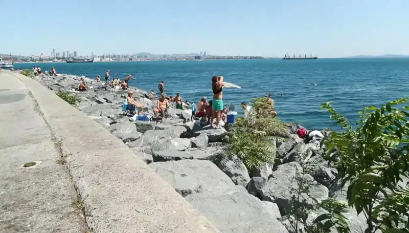 İstanbul'un Sıcak Günlerinde Sahiller Dolu, Yaz Rüzgarı Esti