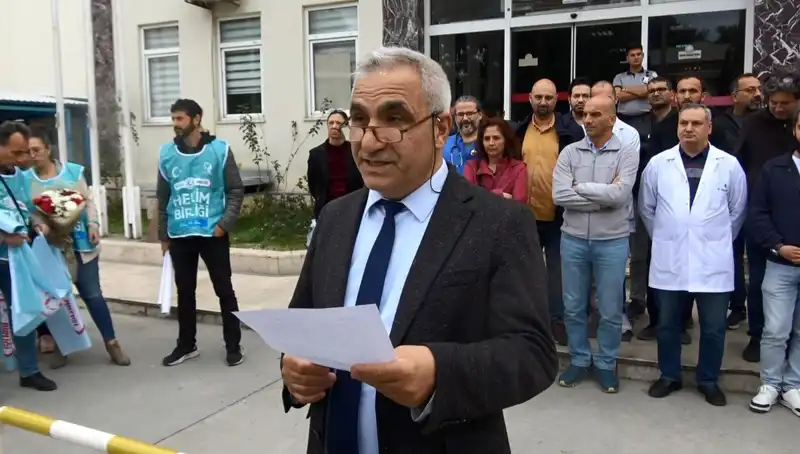 Antalya’da Doktora Saldırı Sonrası Sağlık Çalışanları İş Bırakma Eylemi Düzenledi