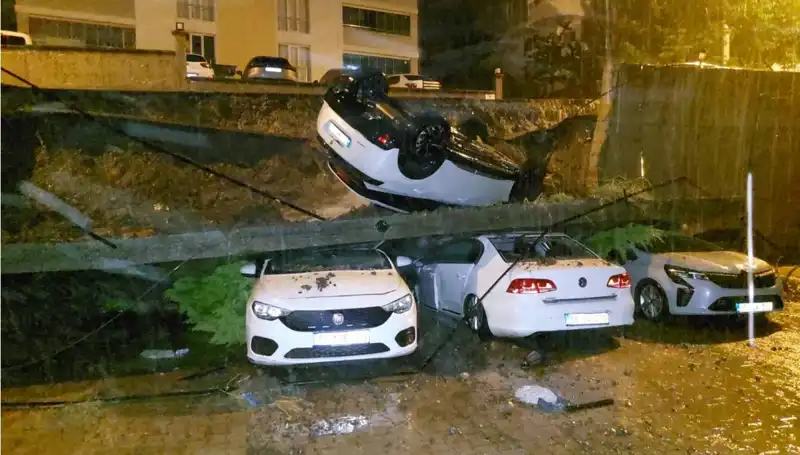 Duvarın Çökmesi Sonucu 4 Araç Büyük Hasar Gördü