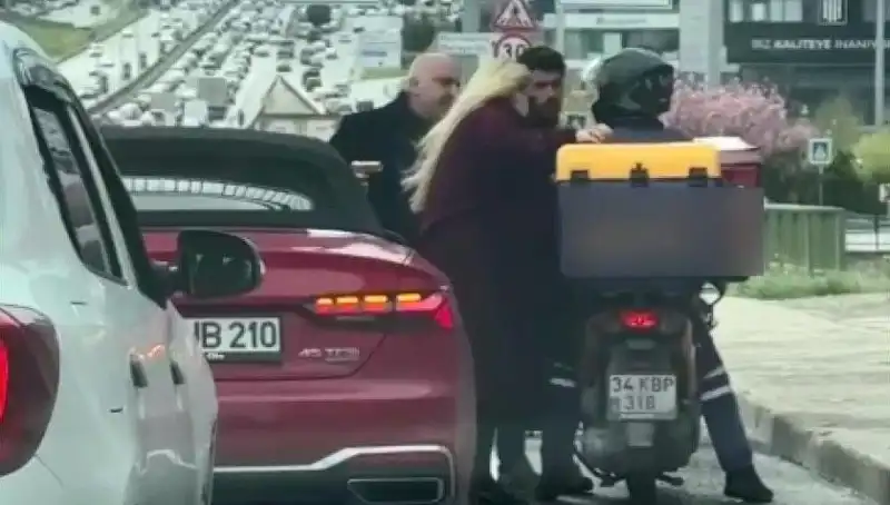 D-100'de Dehşet Anları: Tartışma Kıyamete Dönüşünce Silah Çekildi!