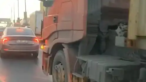 D-100'de Yolda Şoke Eden Olay: TIR'ı Üzerine Sürdü