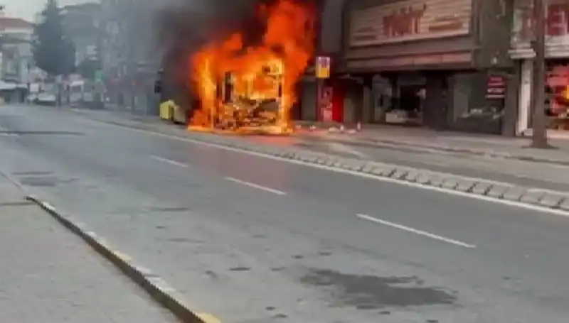 Ümraniye'de Korkutan Yangın: Aniden Alev Alan Bina Halkı Panik Haline Soktu