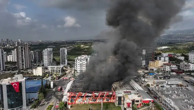 Mersin’de Fabrika Yangını: TOMA Destekli Mücadele ile Yangın Kontrol Altına Alındı