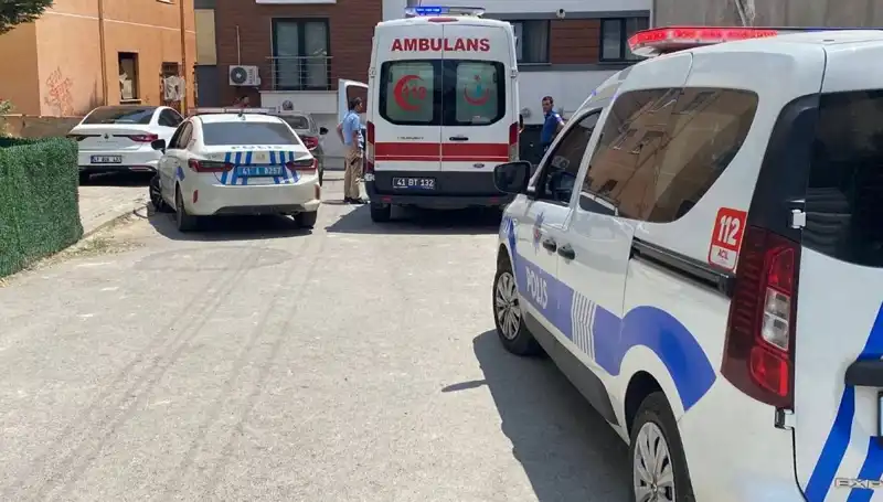 Bıçaklı Kavga: İki Kardeş ve Bir Polis Yaralandı, Olayın Detayları Şoke Edici!