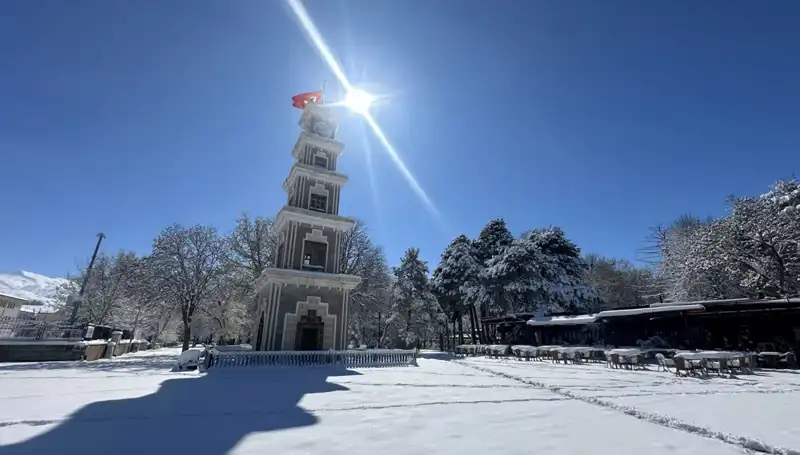 Erzincan’da Nisan Ayında Bahara Karşı Kar Yağışı Sürprizi