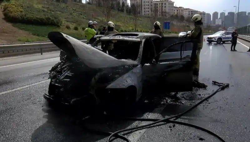 Alev Alev Yanan Otomobil, İzleyicilerin Gözleri Önünde Küle Döndü