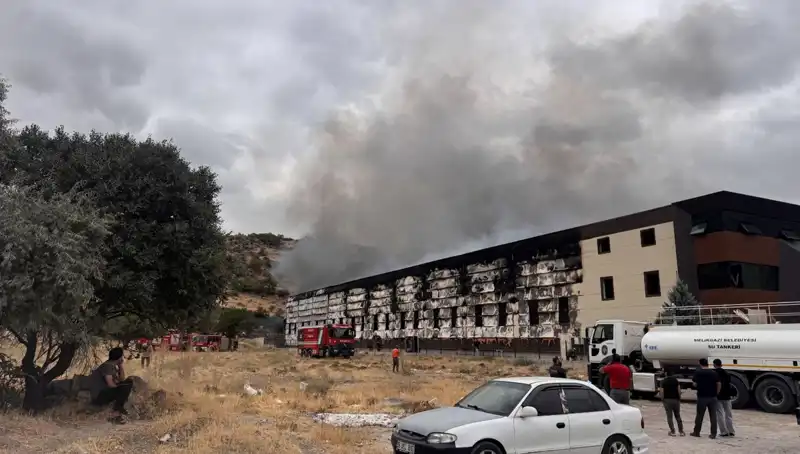 Kayseri'deki Mobilya Fabrikasında Kritik Yangın: Can ve Mal Kaybı Olup Olmadığı Araştırılıyor
