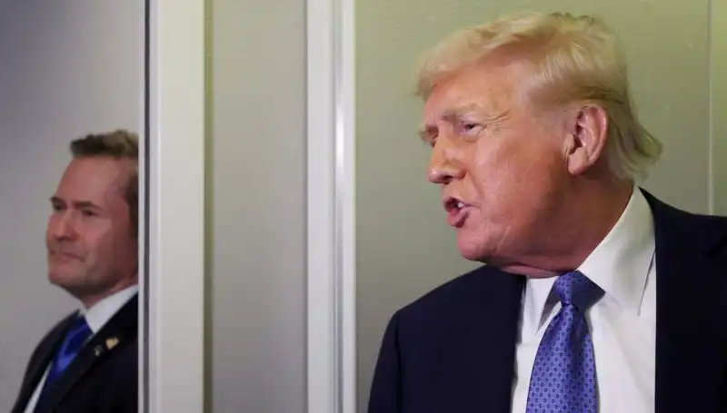 Trump, Mike Waltz'u Görevden Alırken Planları Yanlışlıkla Sızdırdı