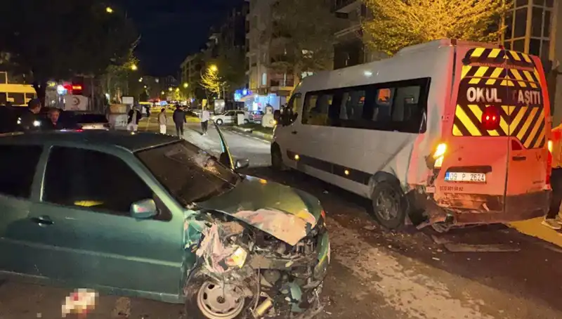 Otomobil Servis Minibüsüne Çarpınca: 6 Kişi Yaralandı!