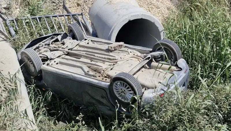 Pikap ile Su Kanalına Devrilen Araçta İki Kişi Yaralandı!