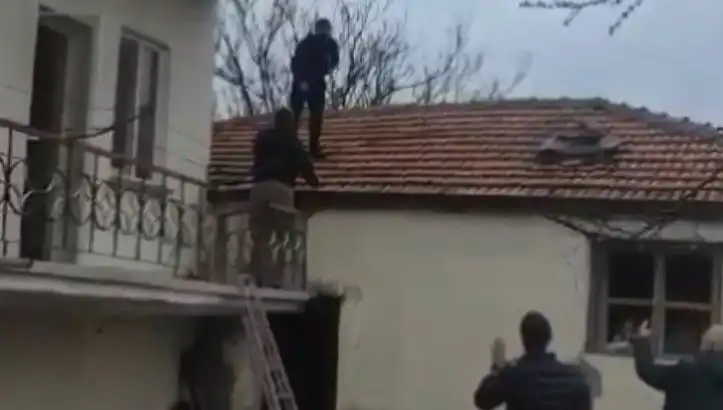 Polisin Çatıda Kıstırdığı Şüpheli Direnirken Neler Yaşandı?