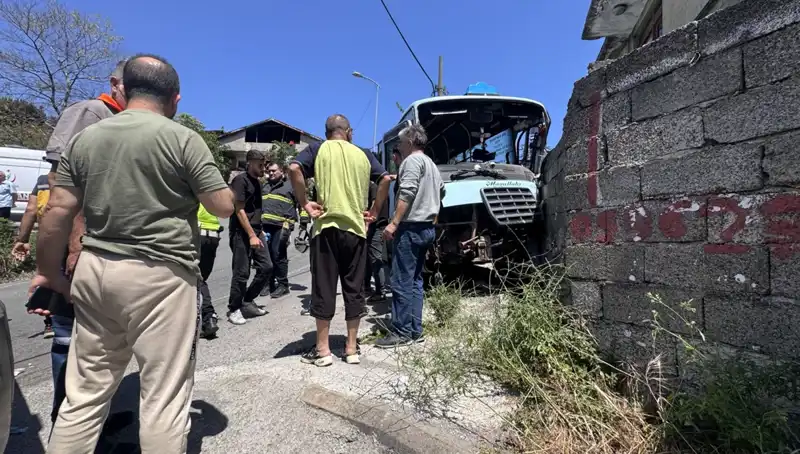 Minibüsün Duvara Çarpması Sonucu 14 Kişi Yaralandı: Kaza Anı Şok Etti