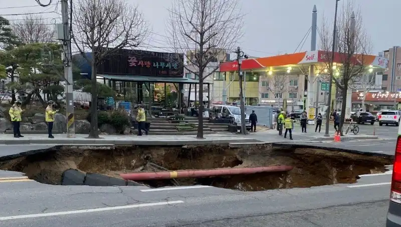 Güney Kore'deki Dev Çukur, Motorsikletten Kurbanda Hayatları Tehlikeye Attı