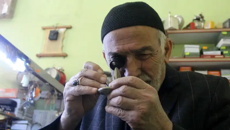 58 Yıldır Zamanı Durmayan Usta: Yarım Asırlık 20 Metrekarelik Dükkanın Hikayesi