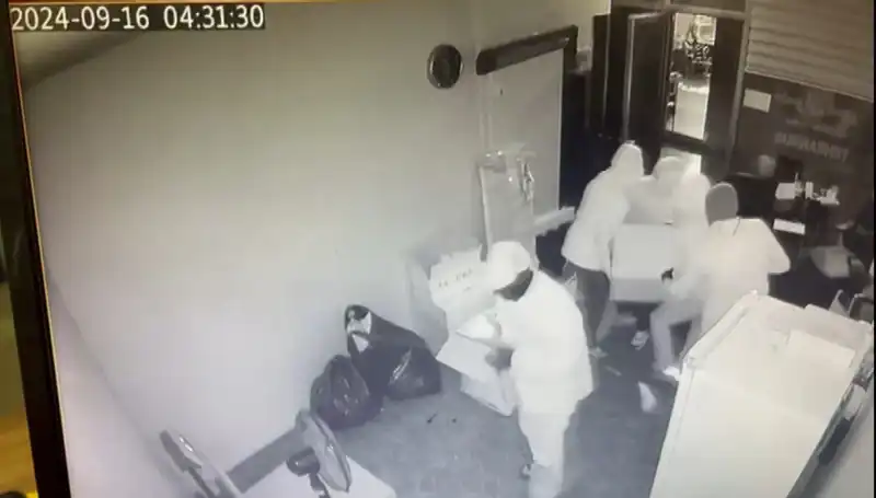 İki Arkadaş, İçinde Binlerce Lira Olan Kasayı Sırtlayıp Götürdü