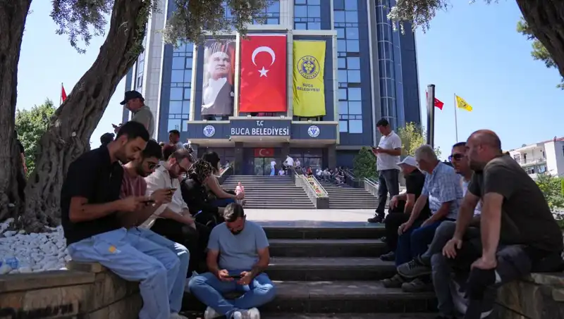 Ücretlerini Alamayan İşçilerden Duygu Dolu Oturma Eylemi