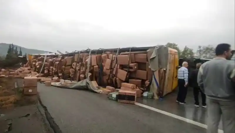 TEM Otoyolu'nda TIR Devrildi: Ankara Yolu Kapatıldı