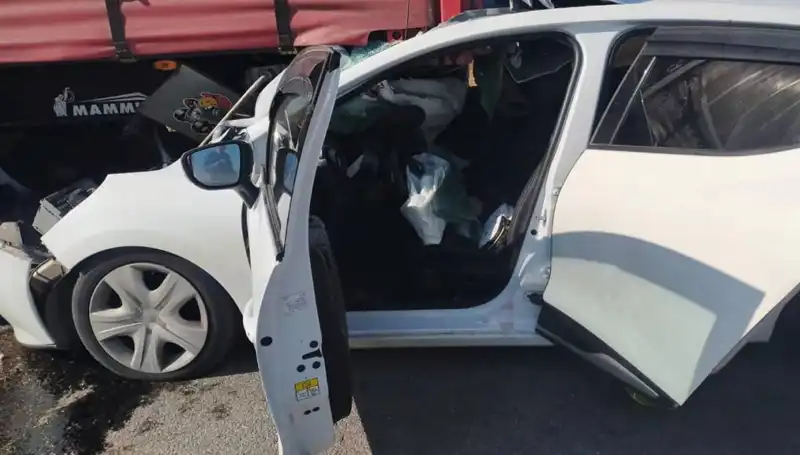 Sivas'ta Otomobil TIR'a Çarpınca Trafik Kaosu Ortaya Çıktı