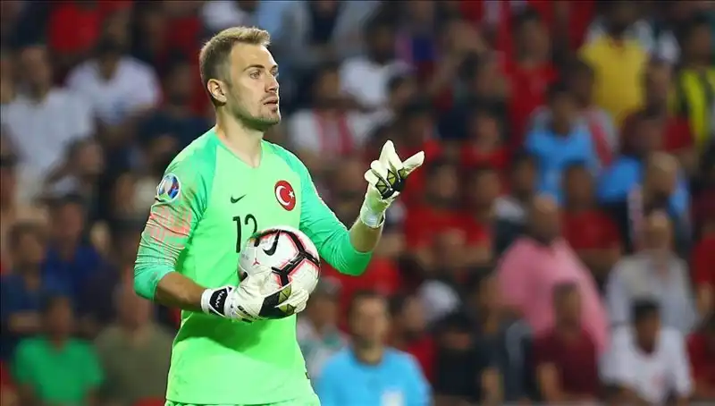 Milli Kaleci Mert Günok'tan Futboldan Emeklilik Açıklaması: Hayranlarını Üzen Karar!