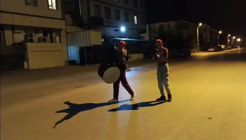 Erzincan Sokaklarında Sahur Coşkusu: Örümcek Adamlar Eğlenceyi Zirveye Taşıdı