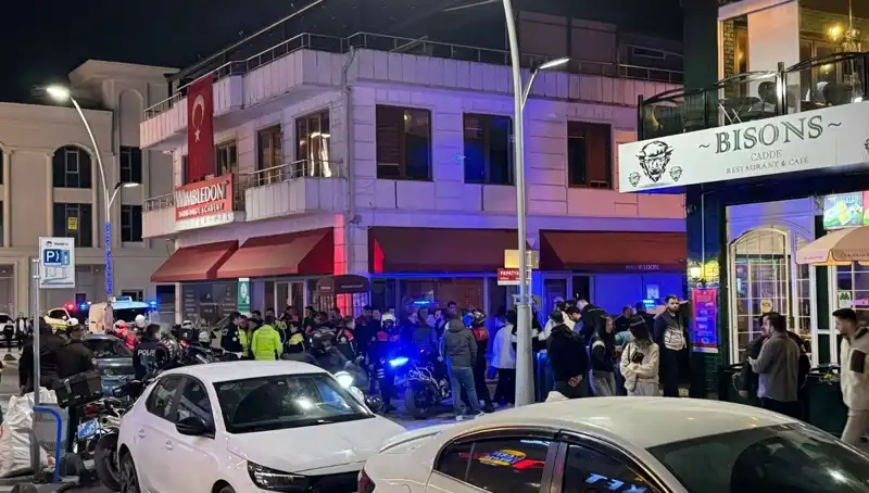 Kafede Dehşet Anları: Havaya Ateş Açan Şahıs Bıçakla Saldırdı
