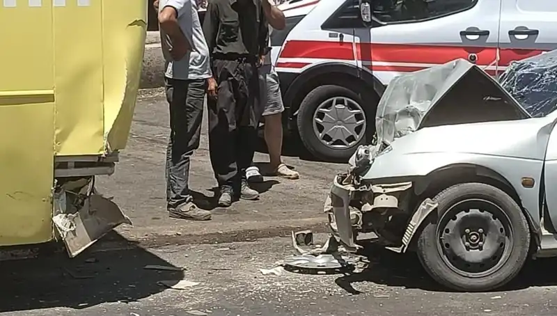 Halk Otobüsü ile Otomobil Çarpıştı: İki Kişi Hastaneye Kaldırıldı