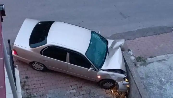 Genç Sürücü Kontrolü Kaybedince Korkunç Kaza: Duvara Çarptı