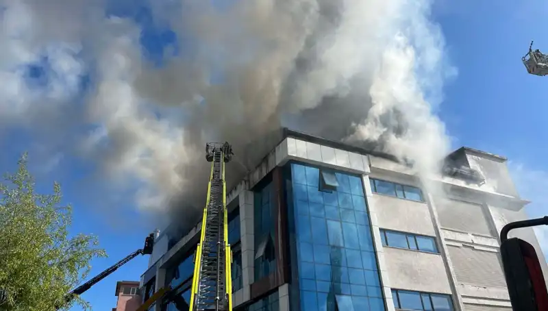 Esenyurt'taki Tekstil Atölyesinde Büyük Yangın: 3 Kişi Yaralandı
