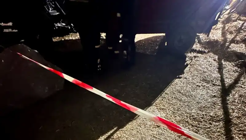 İzmir’de Yem Karma Makinesinde Yaşanan Trajik Olay: Ceset Çıkarmak İçin Vinç Kullanıldı