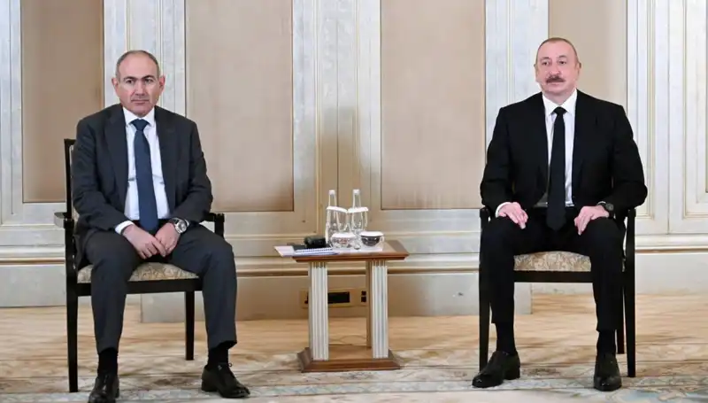 Aliyev ve Paşinyan, Abu Dabi’de Barış Görüşmelerinde Tarihi Adım Attı