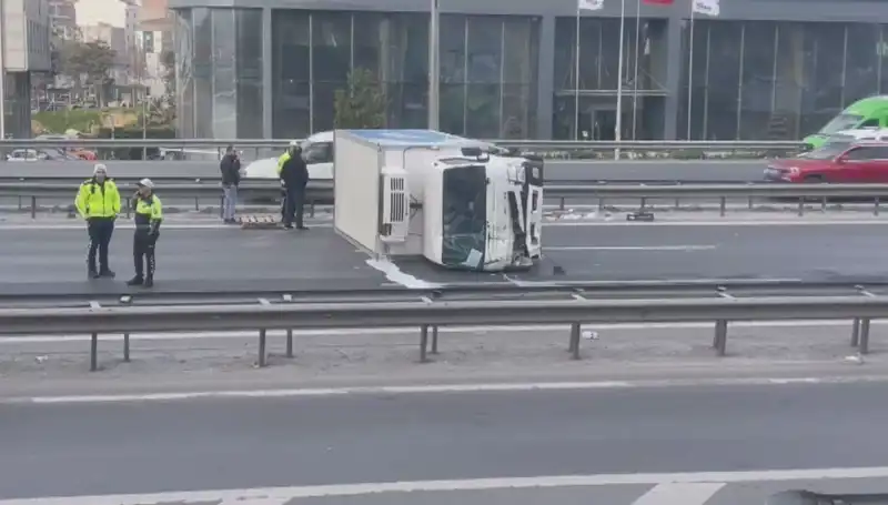 Basın Ekspress Yolunda Devrilen Kamyonet Trafiği Alt Üst Etti