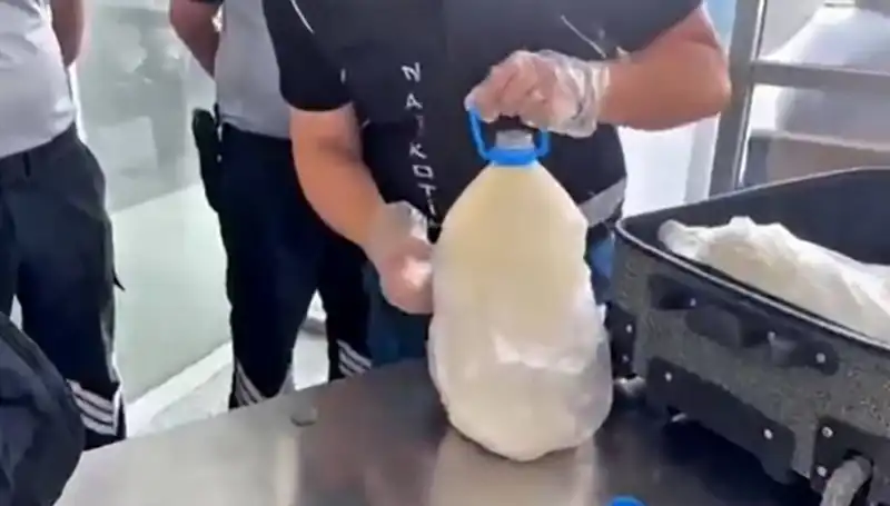 Havalimanında Süt Şişesinde Şok Gerçek: 12 Kilo Uyuşturucu Ele Geçirildi!