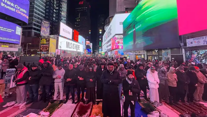 New York Times Meydanı’nda Unutulmaz Teravih Namazı Coşkusu