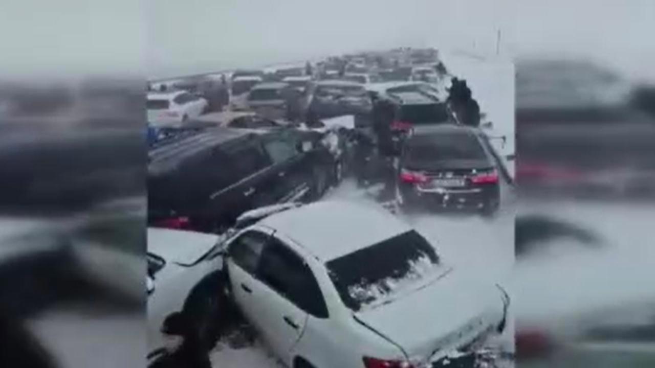 Kazakistan'da dev kaza: 95 araç birbirine girdi