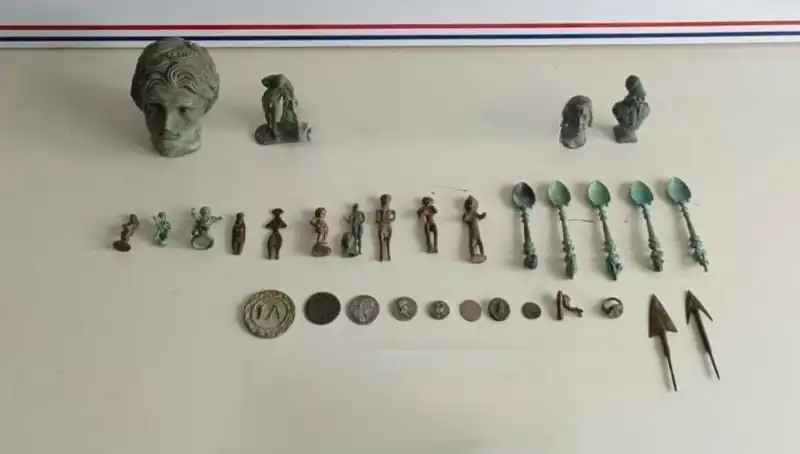 **Antik Roma Döneminin Düşkünlüğü: Tarihi Eserler Ele Geçirildi**