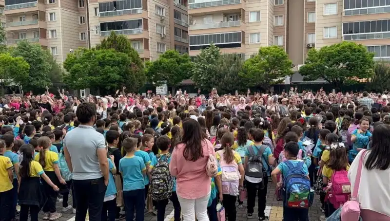 Öğrencilerden Annelere Duygusal Bir Sürpriz: Gözyaşları Sel Oldu