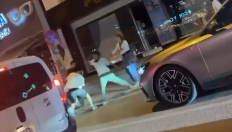 Cadde Boks Ringine Döndü: Şehirdeki Mücadeleler Göz Doldurdu