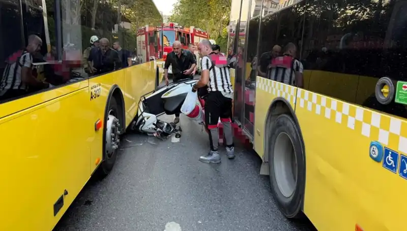 Motosiklet İETT Otobüslerinin Arasına Sıkıştı: Kazanın Görüntüleri Sokaklarda Gündem Oldu