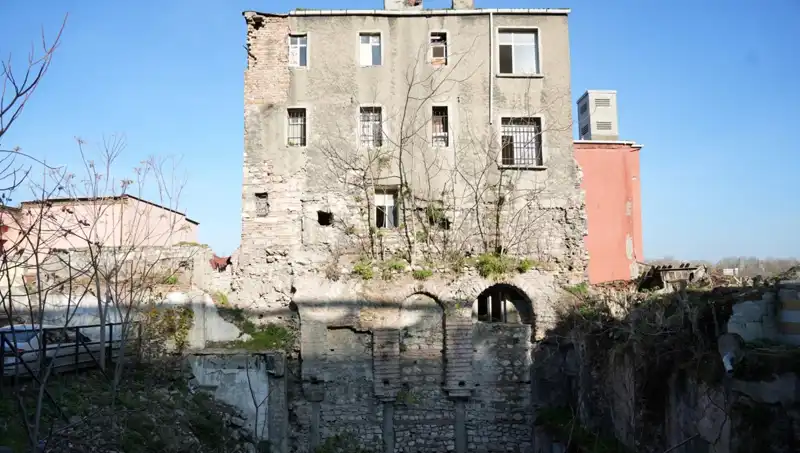 İstanbul'daki 1600 Yıllık Tarihi Bina Zamanın İzlerini Taşıyor