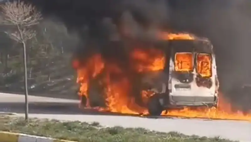Havalimanı Personel Servis Aracı Yangını: Paniğe Yol Açtı!