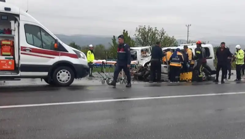 Denizli'de Trafik Korkusu: İki Araç Kafa Kafaya Çarpıştı!