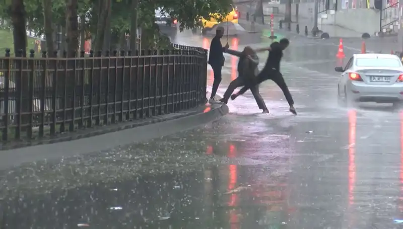 İstanbul ve İzmir İçin Meteorolojiden Turuncu Kodlu Uyarı: Yağışlar Geliyor!