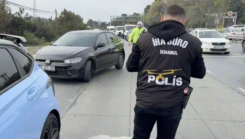 Emniyet Şeridini İhlal Eden Sürücü Suçunu Yolda Buldu