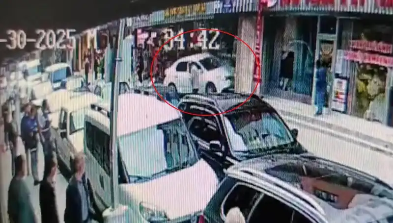Alkollü Sürücünün Mağazaya Daldığı Anlar, İki Çocuk Son Anda Kurtuldu