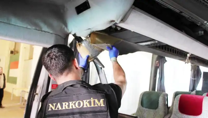 Sınır Kontrolünde Şok: Otobüsten 77 Kilo Uyuşturucu Ele Geçirildi!
