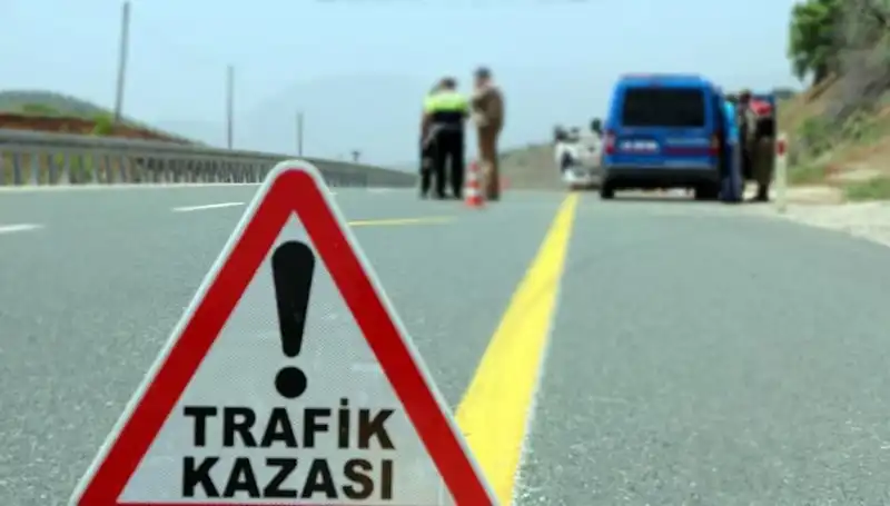 Ticari Araç ve Otomobil Çarpıştı: 5 Kişi Hastaneye Kaldırıldı