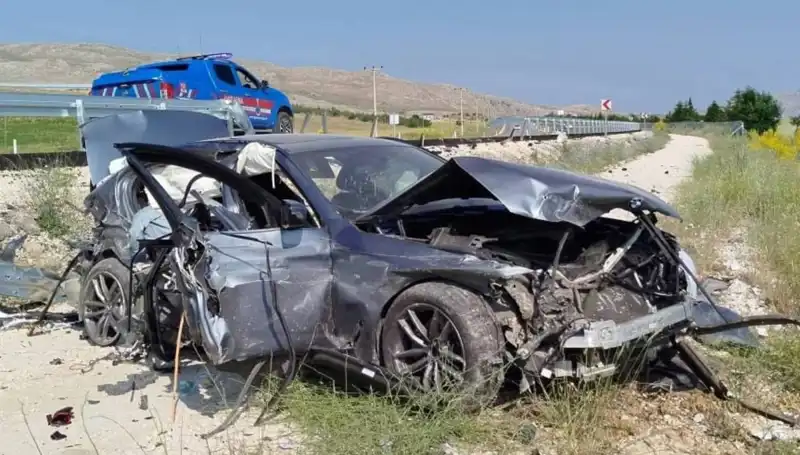 Sivas’ta İki Ayrı Trafik Kazası: 9 Kişi Yaralandı, Yaralılar Hastaneye Kaldırıldı