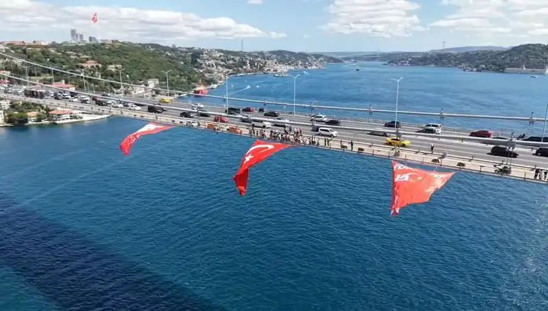 Türkiye’nin Gururu: Dev Türk Bayrağı Köprüye Asıldı